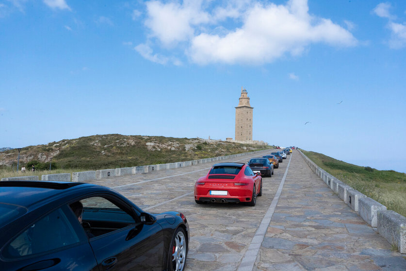 Caravana de los míticos Porsche 911 en dirección a la Torre de Hérculos.
