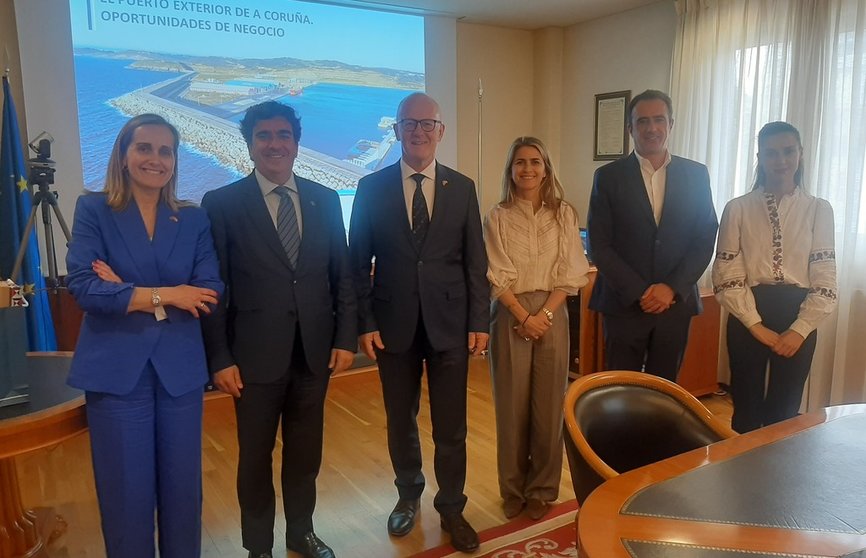 El embajador y la delegación noruega, en la reunión con representantes del Puerto de A Coruña, encabezados por su presidente, Martín Fernández Prado.