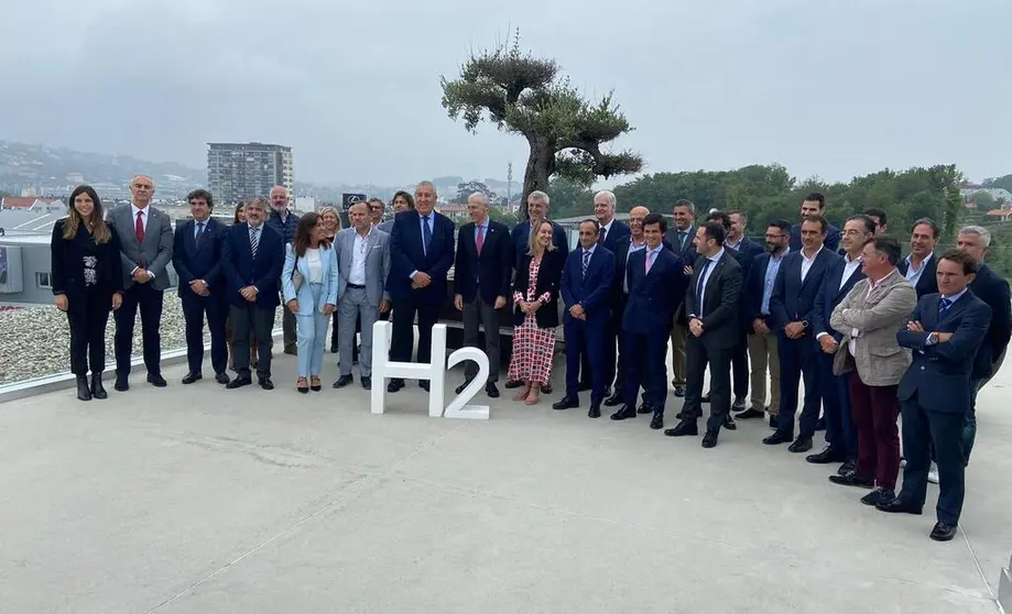 Asistentes a la firma del acuerdo entre la Xunta de Galicia y la Asociación Gallega del Hidrógeno.