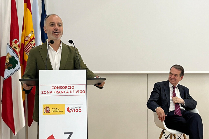El delegado de la Zona Franca, David Regades, junto al alcalde de Vigo, Abel Caballero.