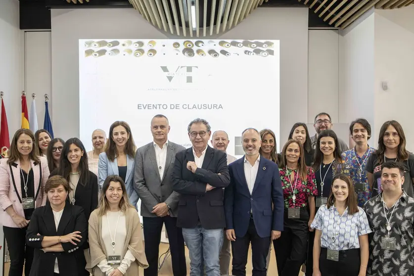 Roberto Verino y David Regades con los participantes en la primera edición de ViaTextil./ BRAIS LORENZO.