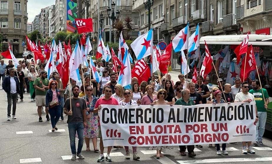 Manifestación dos traballadores do comercio de alimentación este domingo en Vigo.