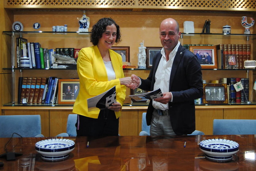 La directora regional de Inserta Empleo en Galicia, Beatriz Gallego, y el secretario general de la CEL, Jaime López.