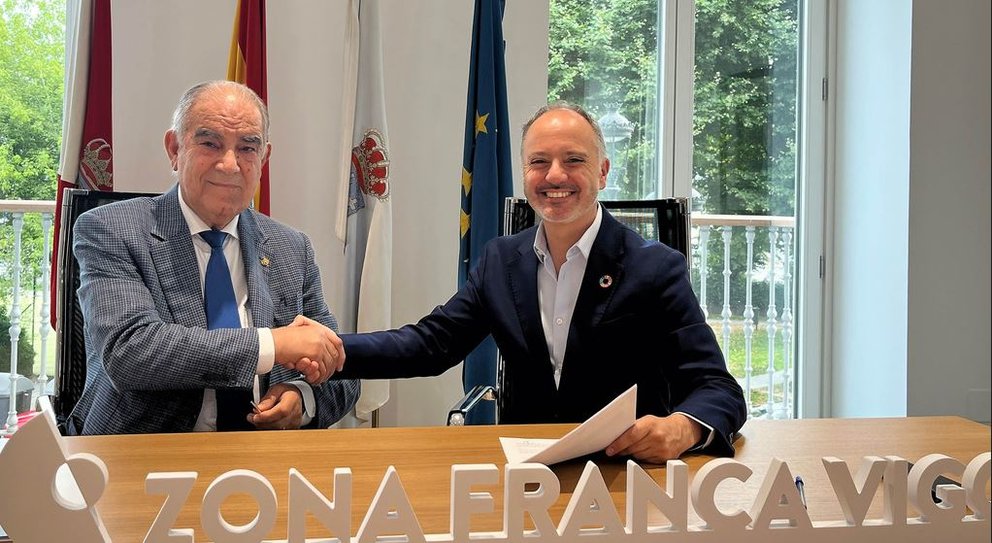José García Costas, presidente del ente cameral y David Regades, delegado del Estado en Consorcio Zona Franca de Vigo en la firma del acuerdo.
