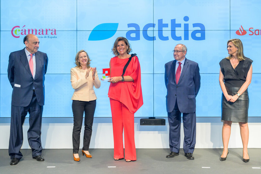 La consejera delegada de Actia, Luz, recibe el premio de manos de la vicepresidenta primera del Gobierno, Nadia Calviño.