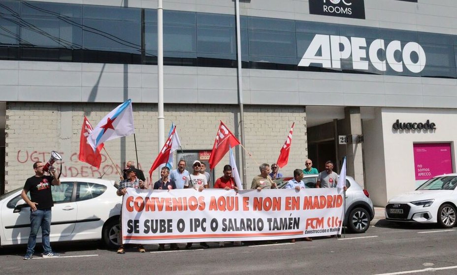 Concentración de delegados sindicales de la CIG delante de la sede de APECCO, en rechazo al nuevo convenio de la construcción coruñesa.
