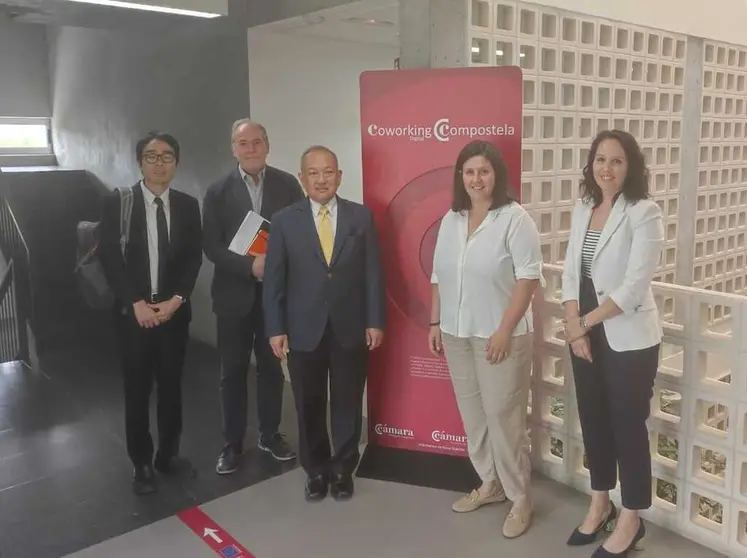 En el centro de la imagen, el embajador de Tailandia, Vosita Vorasaph, y la presidenta de la Cámara de Santiago, María Pais.