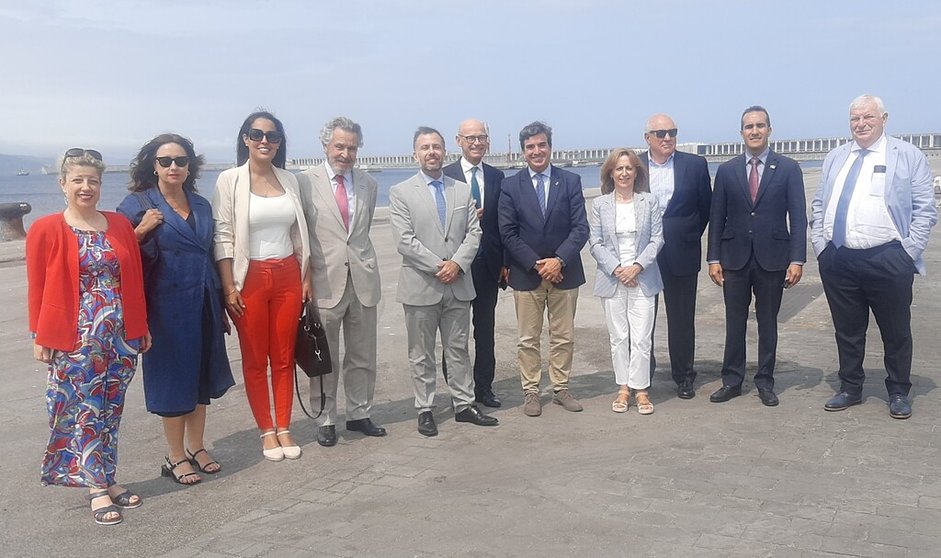 Los cónsules acreditados en A Coruña, junto al presidente de la Autoridad Portuaria (quinto por la derecha).