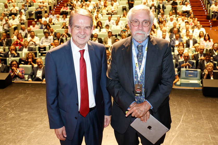 El alcalde de Vigo, Abel Cabellero, y el economista Paul Krugman, en la jornada inaugural de Viglobal Summit 2023.