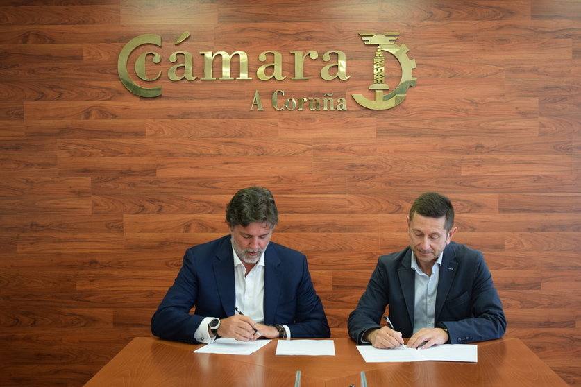 Carlos Calvo y Manuel Galdo en la firma del convenio de colaboración.