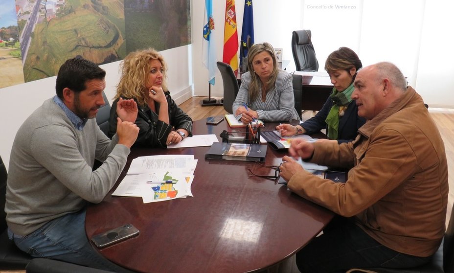 Reunión de la gerente de SEA con la alcaldesa de Vimianzo.