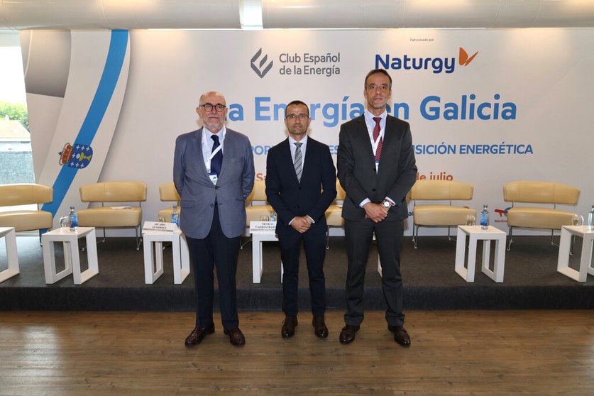 de izquierda a derecha: Arcadio Gutiérrez, director general de Enerclub; Nicolás Vázquez, secretario general de Industria de la Xunta de Galicia y Alberto Suárez, delegado general en Galicia de Naturgy.