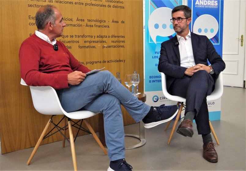 El economista Andrés Alonso entrevistó a Justo Sierra en un evento en el Círculo de Empresarios de Galicia.