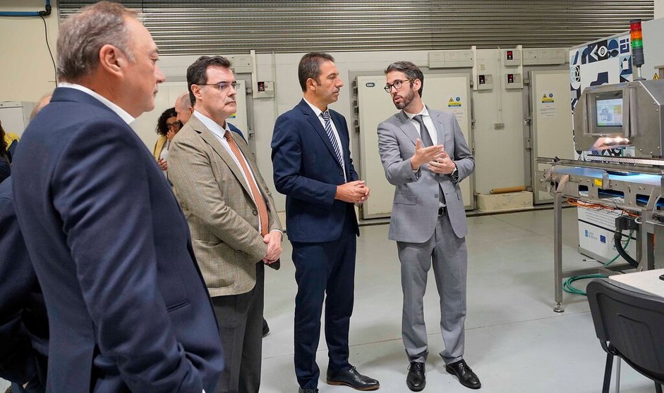 El conselleiro do Mar, Alfonso Villares (2º por la derecha) conoció las instalaciones de Anfaco-Cecopesca en Vigo.