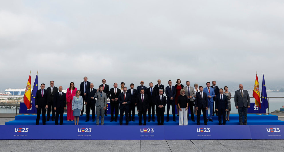 Foto de familia de los ministros de Pesca de la Unión Europea en Vigo./Pool PEUE/Julio Muñoz.