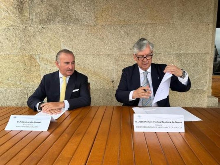 Pablo Junceda, director general de Sabadell Gallego y Juan Manuel Vieites, presidente de la CEG durante la firma del acuerdo.