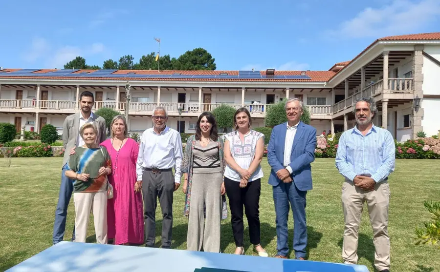 A conselleira de Economía, Industria e Innovación, María Jesús Lorenzana, asinou hoxe un convenio de colaboración coa Unión Española Fotovoltaica (UNEF) en el Hotel Cabicastro de Sanxenxo.