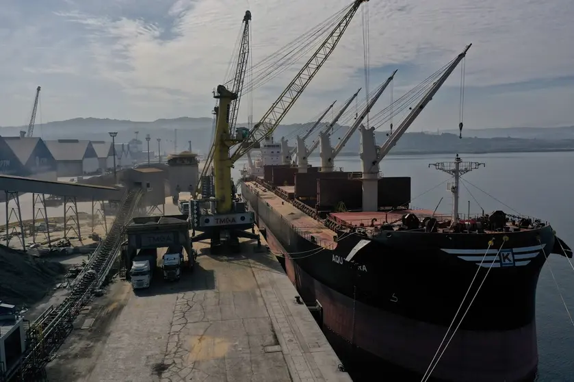 Descarga de mercancías en Punta Langosteira.