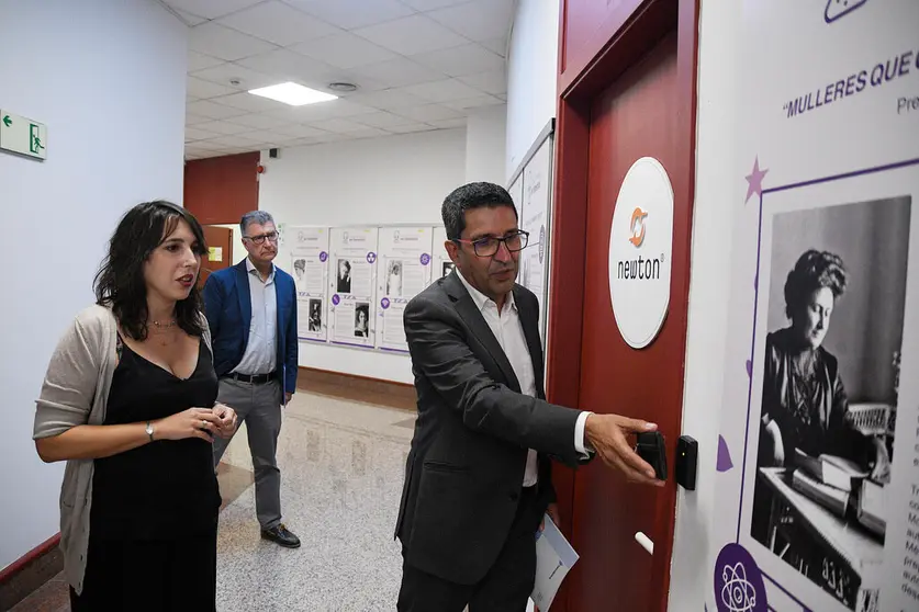A conselleira de Economía, Industria e Innovación, María Jesús Lorenzana, xunto ao director da Tecnópole, Javier Taibo.
