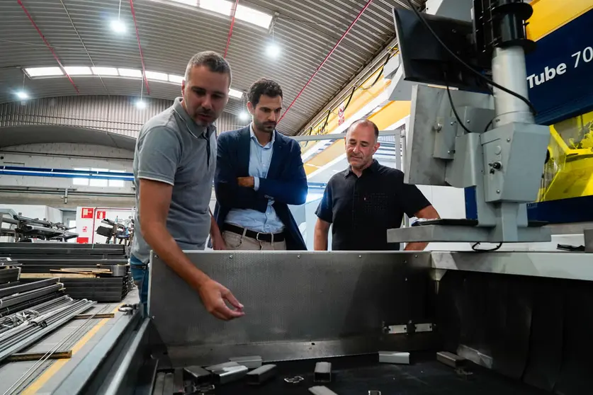 El director xeral de Planificación Enerxética e Recursos Naturais, Pablo Fernández (centro), en su visita a Dimalnox, en Culleredo.