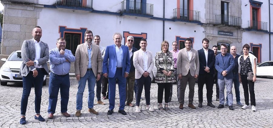 Encontro da conselleira de Elena Rivo, no centro, con empresarios de Baños de Molgas.