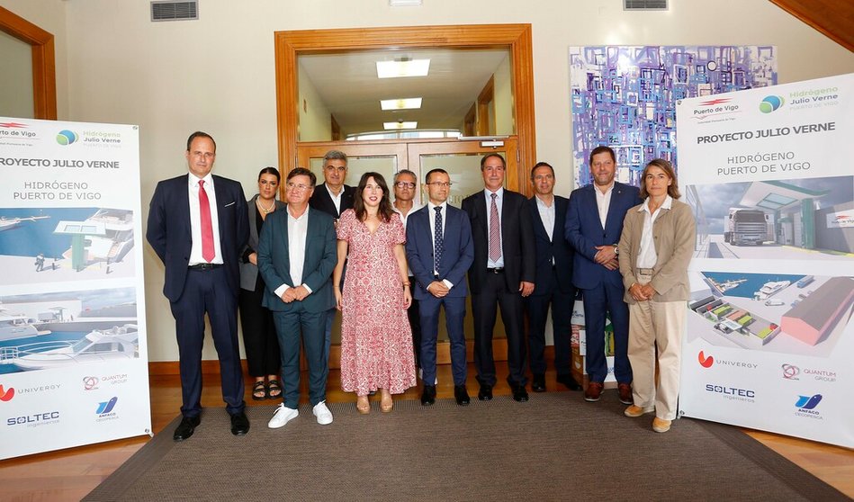 Representantes de las entidades y empresas participantes en el proyecto Julio Verne, acompañados de la conselleira de Economía, Industria e Innovación.