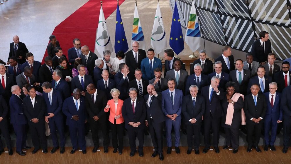 Líderes europeos y latinoamericanos posan durante la cumbre UE-CELAC del pasado julio./ UE.