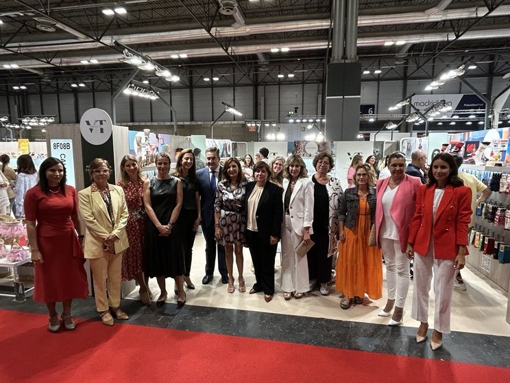 Participantes de la 1ª edición de Vía Textil junto a representantes del consorcio de Consorcio de la Zona Franca de Vigo y de Roberto Verino.