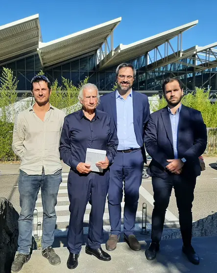 Representantes de Voltfer y Ascensores Enor en la instalacion de paneles fotovoltaicos  en la sede de la empresa ascensorista en Vigo.