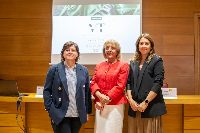 De izquierda a derecha, Dora Casal, Marisol Nóvoa y Francisca García en la presentación de la nueva edición de ViaTextil.