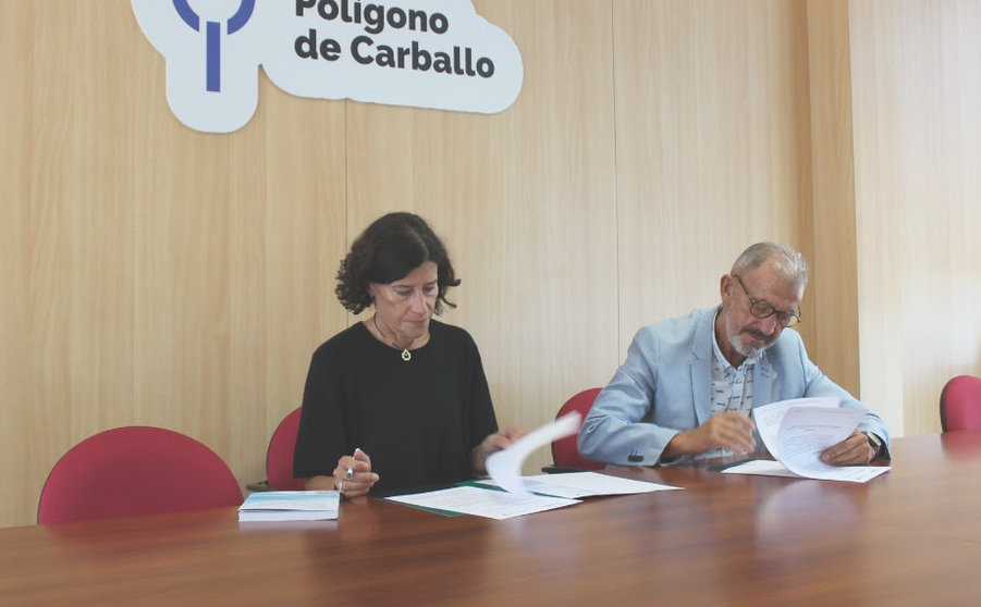 Raquel Rodríguez Hernández, presidenta de la Comunidad de Propietarios del Polígono de Carballo y José Ramón Santamaría Barreiro, presidente de Fundación Inade, firmaron el acuerdo.