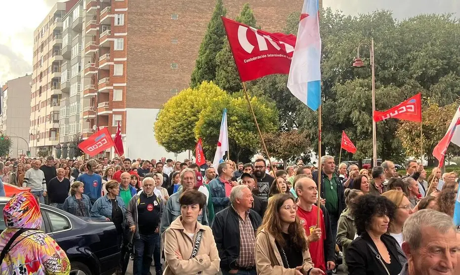 Asistentes a la manifestación en O Barco de Valdeorras en defensa de una solución que evite el cierre de Irosa y Samaca.