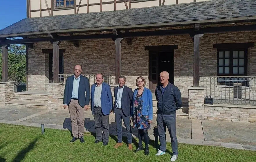 Eliseo López, Rubén Lois, Eduardo Mera, María del Carmen González y Julio Arias, frente a la sede de Cupa Group en Carballeda de Valdeorras.