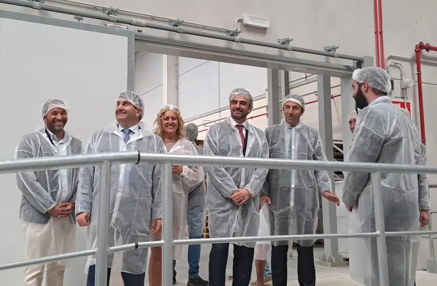 Autoridades en el acto de inauguración de la fábrica de Conservas Cerqueira.