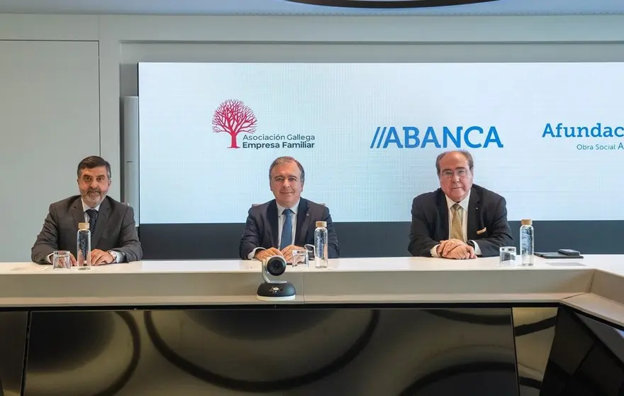 El presidente de AGEF, José Bernardo Silveira, el consejero delegado de ABANCA, Francisco Botas, y el presidente de Afundación y rector de la UIE, Miguel Ángel Escotet.