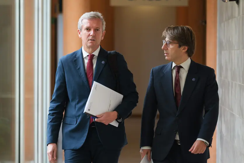 Alfonso Rueda y Miguel Corgos, de camino a la rueda de prensa tras el Consello de la Xunta.