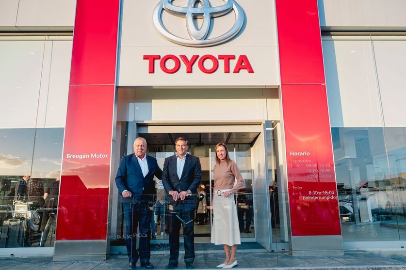 José Ramón Ferreiro, Miguel Carsi y Adriana Ferreiro, a las puertas del concesionario Toyota de A Coruña.