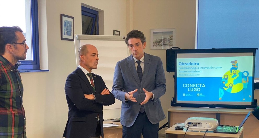 No centro da imaxe, o secretario da CEL, Jaime López, nun momento do obradoiro sobre innovación no turismo celebrado en Ribadeo.