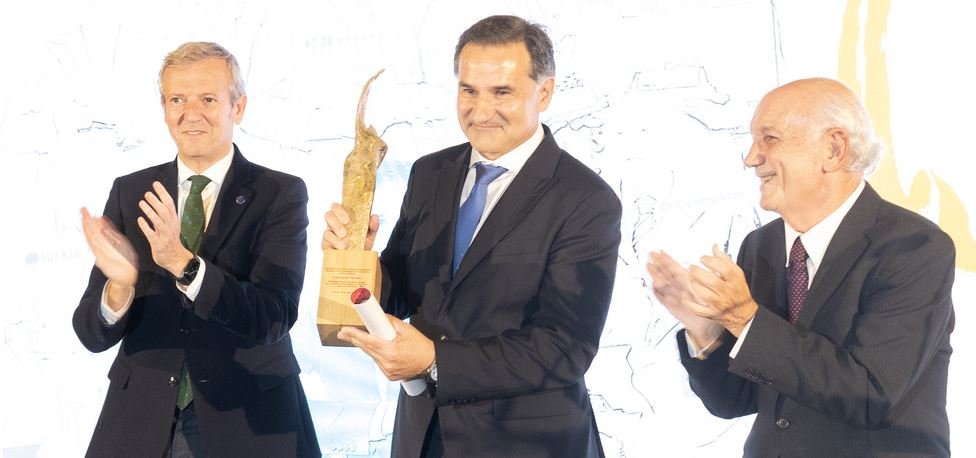 El premiado Manual Ángel Pose Palleiro, centro, acompañado de Alfonso Rueda y Antonio Fontenla.