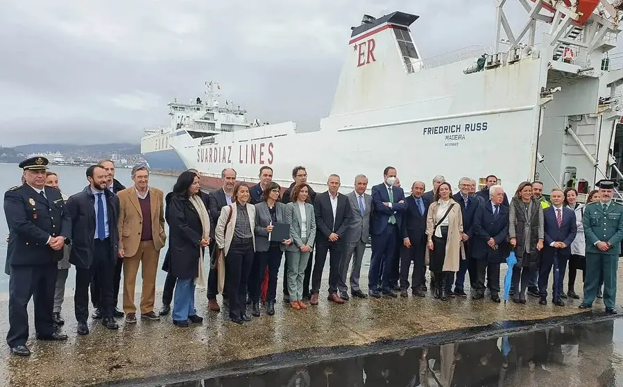 Autoridades frente al buque que realizará la ruta Vigo-Liverpool.