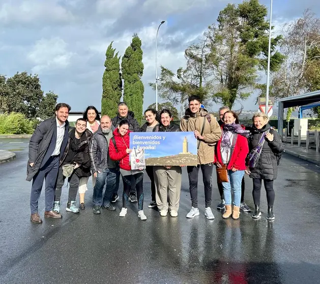 Personas retornadas, gracias al Programa Retorna Cualifica Emprego, en sullegada al aeropuerto de Alvedro.