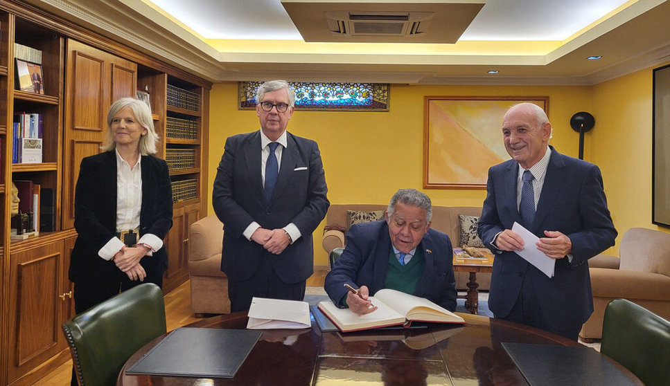 El embajador de República Dominicana en España firma en el libro de honor de la CEC en presencia de la directora del Igape, el presidente de la CEG y el de la Confederación coruñesa.