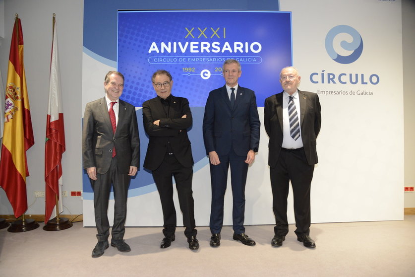 Roberto Verino, segundo por la izquierda, recibió la Medalla de Oro del Circulo de Empresarios de Galicia.
