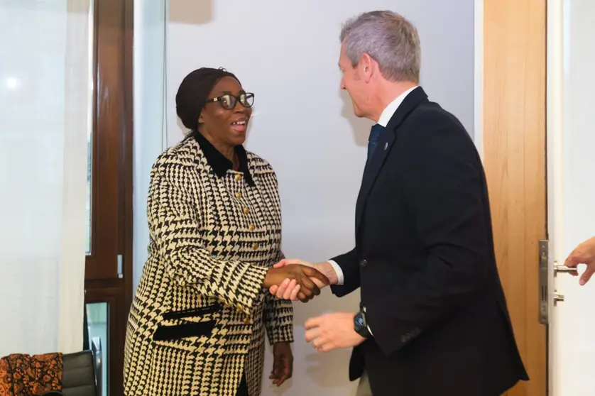 El presidente de la Xunta, Alfonso Rueda, y la embajadora de Sudáfrica en España, Sankie D. Mthembi-Mahanyele.