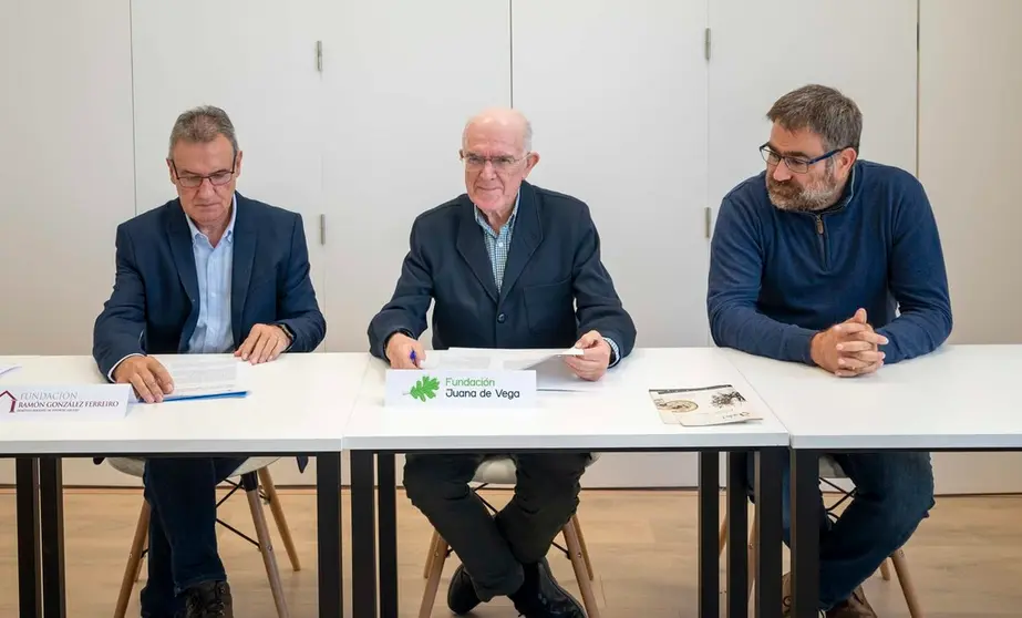 Enrique Sáez Ponte, presidente de la Fundación Juana de Vega, y Ángel Ferreiro Estévez, presidente de la Fundación Ramón González Ferreiro, y Bernardo Varela, concejal de Allariz.