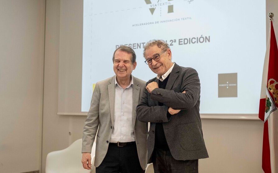 El presidente del CZFV, Abel Caballero, y el diseñador Roberto Verino, en la presentación de la segunda edición de ViaTextil.