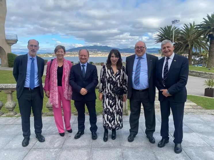 Jesús Vázquez Almuíña, Esther Couceiro, Antonio Casal, María Jesús Lorenzana, Manuel Rodríguez y Alberto Arce, en Baiona.