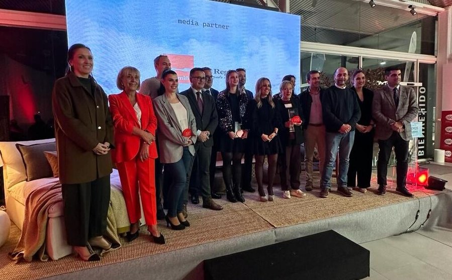 Foto de familia de premiados y autoridades en la entrega de los XII Premios AJE Ourense.