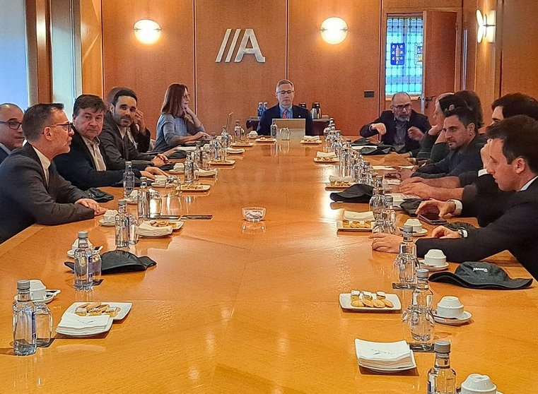 Reunión entre representantes de Abanca e confrarías do sur de Galicia.