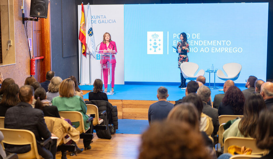 A conselleira de Promoción do Emprego e Igualdade, Elena Rivo, intervindo na inauguración do polo de emprendemento do Porriño.